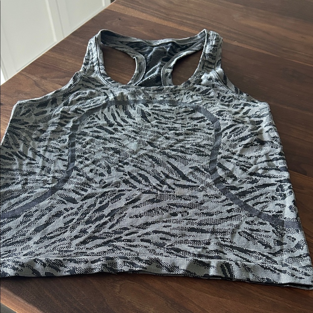 Lululemon swiftly tech racerback Tank- Gray/black Patterned Women's
Wore twice